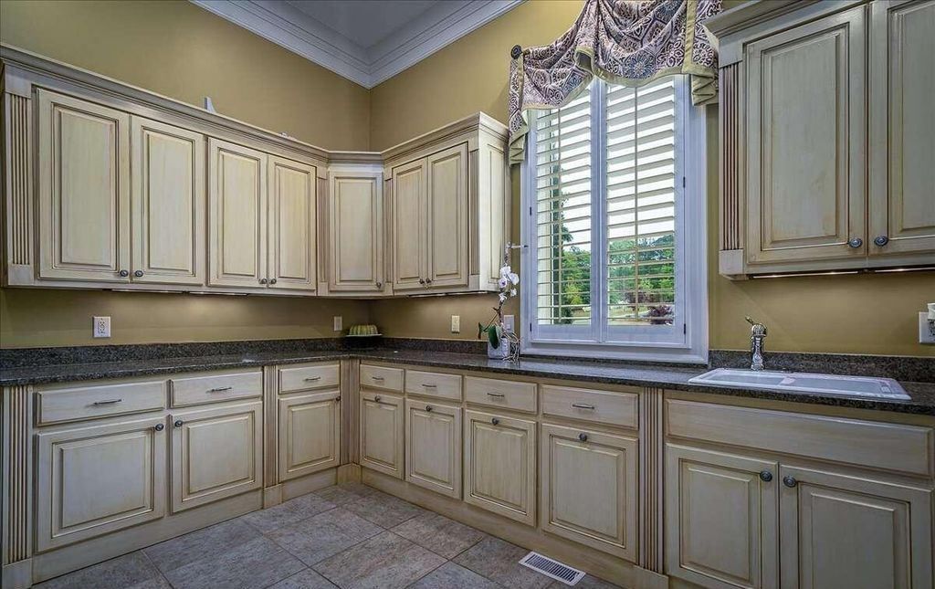Luxury Living Redefined Exquisite 10 Acre Mansion in Georgia Priced at 4.299 Million 21