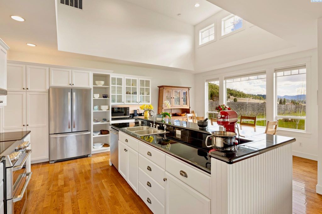 Modern Home with Enchanting Views and Luxurious Amenities in Washington Listed at 3.25 Million 10