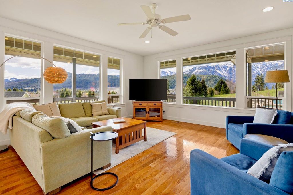 Modern Home with Enchanting Views and Luxurious Amenities in Washington Listed at 3.25 Million 11
