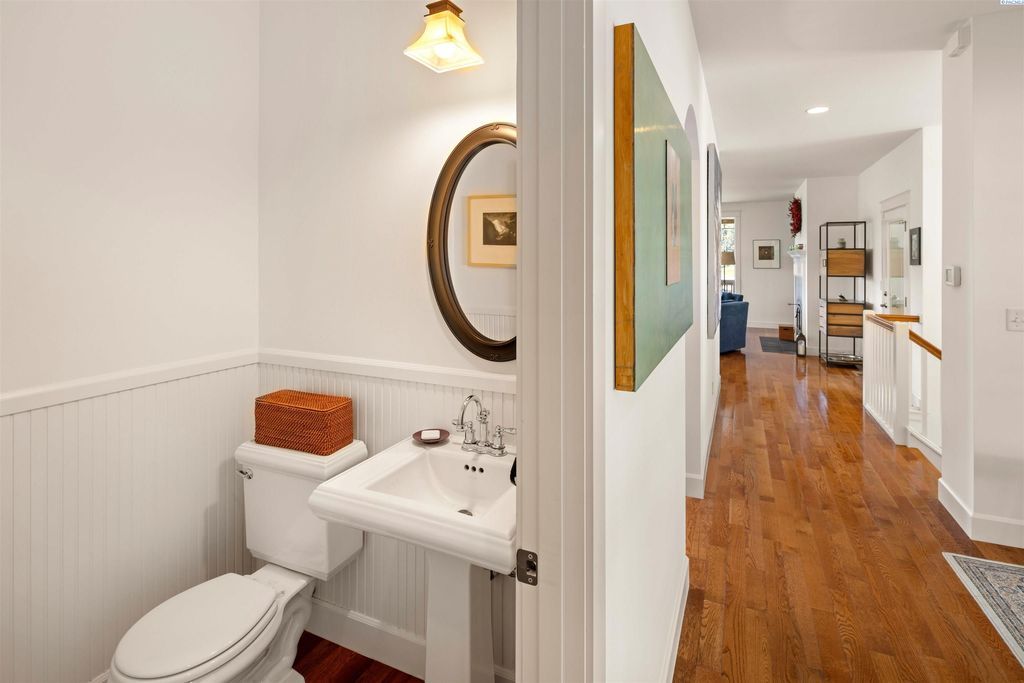 Modern Home with Enchanting Views and Luxurious Amenities in Washington Listed at 3.25 Million 13