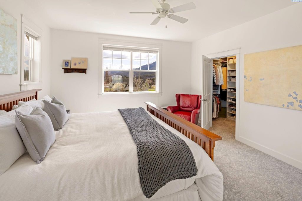 Modern Home with Enchanting Views and Luxurious Amenities in Washington Listed at 3.25 Million 15