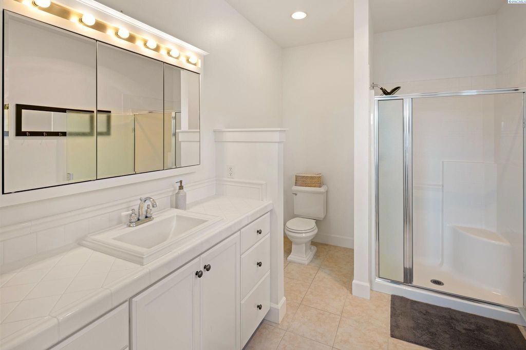 Modern Home with Enchanting Views and Luxurious Amenities in Washington Listed at 3.25 Million 16