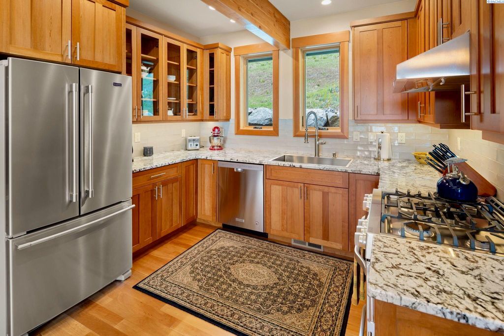 Modern Home with Enchanting Views and Luxurious Amenities in Washington Listed at 3.25 Million 27