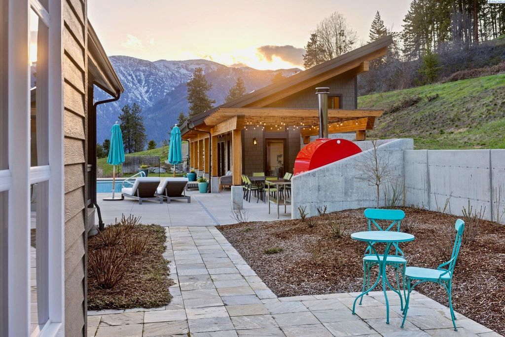 Modern Home with Enchanting Views and Luxurious Amenities in Washington Listed at 3.25 Million 34