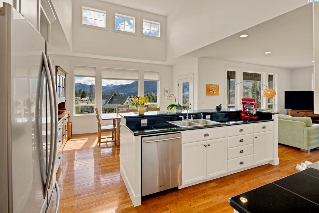 Modern Home with Enchanting Views and Luxurious Amenities in Washington Listed at 3.25 Million 9