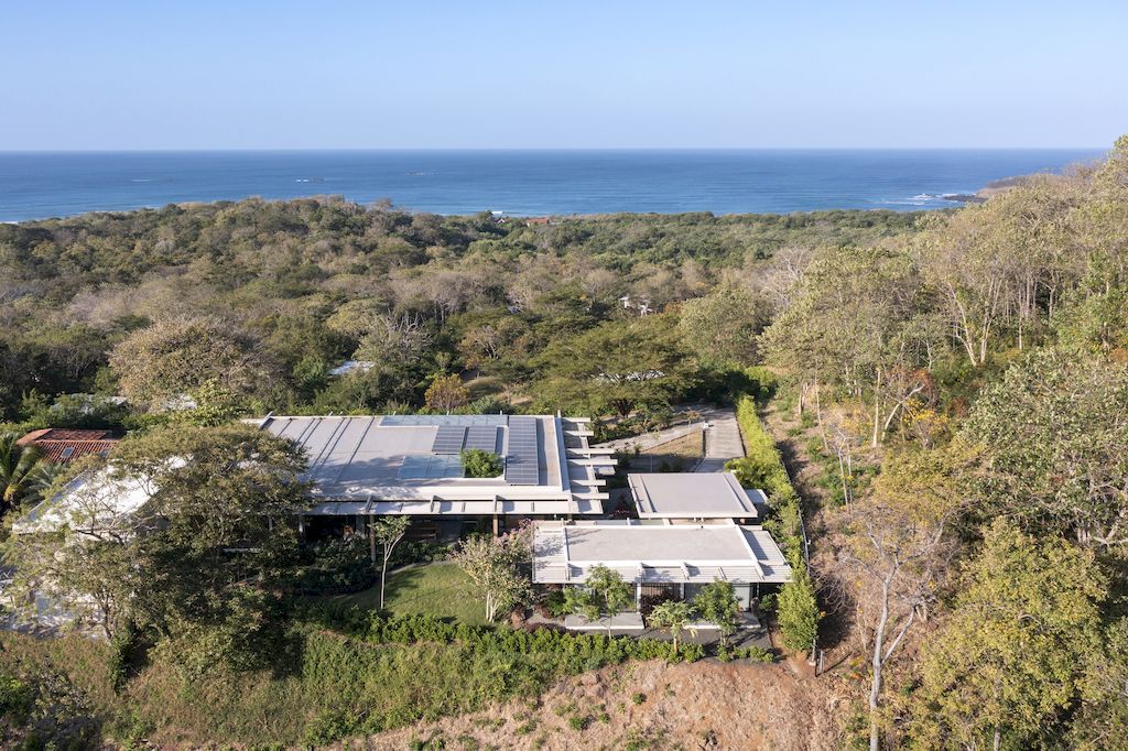 Pergola House stunning tranquil beach house by Studio Saxe 16