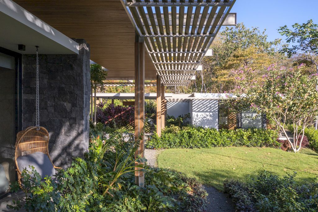 Pergola House stunning tranquil beach house by Studio Saxe 19