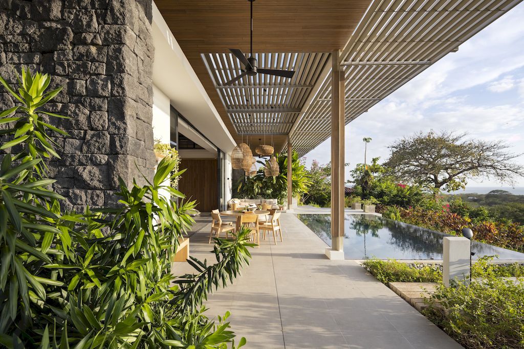 Pergola House stunning tranquil beach house by Studio Saxe 7