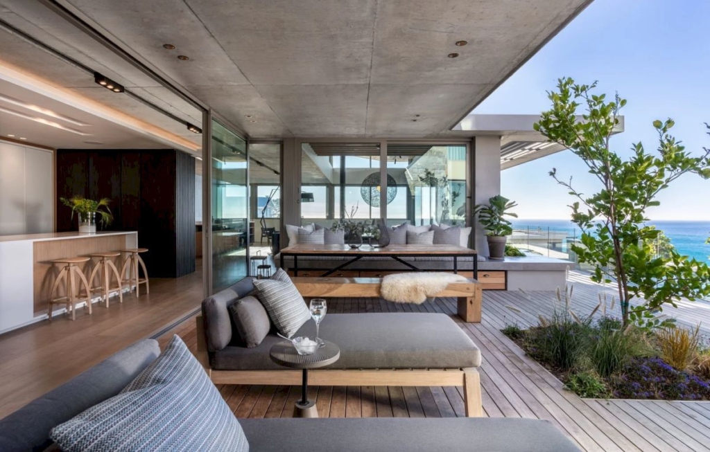 UT 41 House with Coastal Elegance by GSQUARED Architect