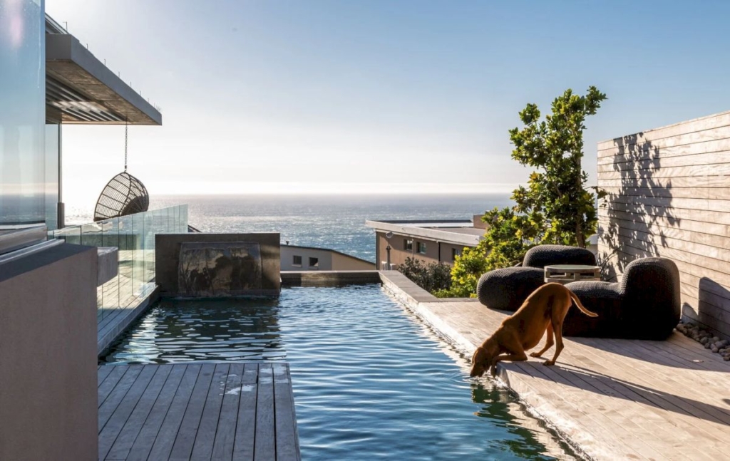 UT 41 House with Coastal Elegance by GSQUARED Architect