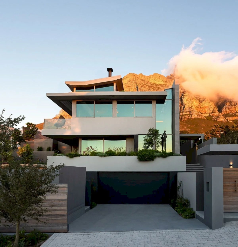 UT 41 House with Coastal Elegance by GSQUARED Architect