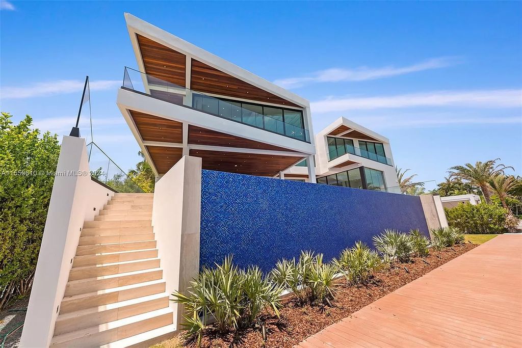 Welcome to 1133 Belle Meade Island Dr, a breathtaking Bay/Canal Contemporary Residence in the heart of Miami. This New Construction marvel boasts 100+ ft on deep water, showcasing Travertine exterior walls and ultra-luxury finishes throughout its 12,200 SF under A/C.
