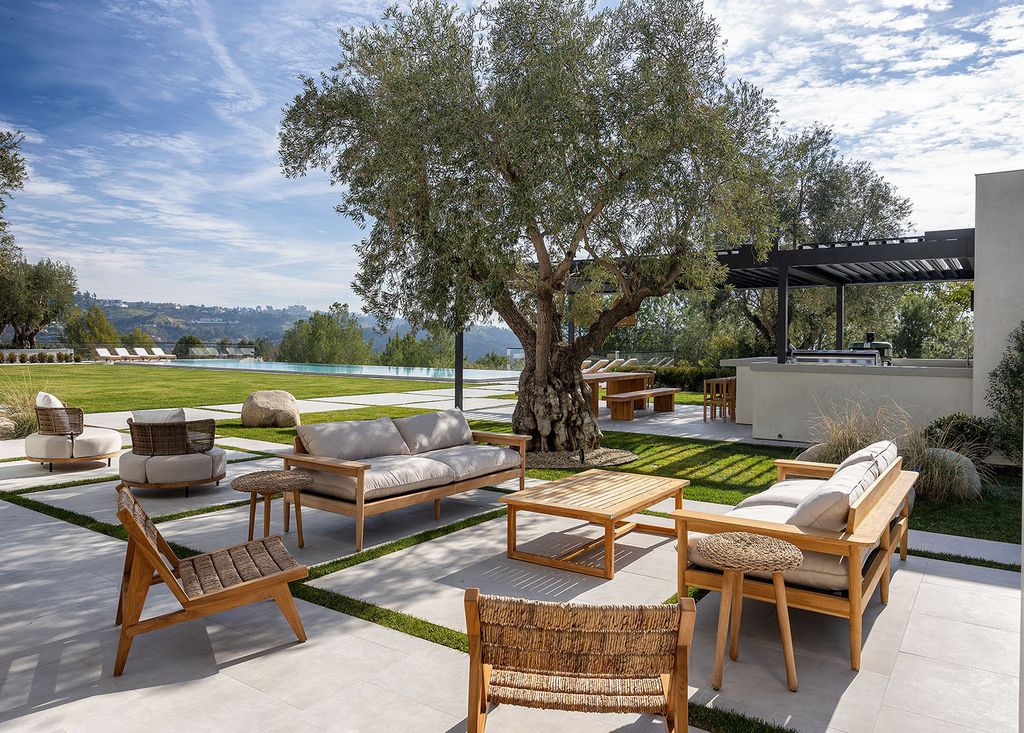 73 Beverly Park Lane Home in Beverly Hills, California. Explore the epitome of luxury living at 73 Beverly Park Lane, nestled within the prestigious Beverly Park enclave. This world-class estate offers unparalleled privacy, breathtaking views, and a meticulously designed open layout ideal for both intimate gatherings and large events. 