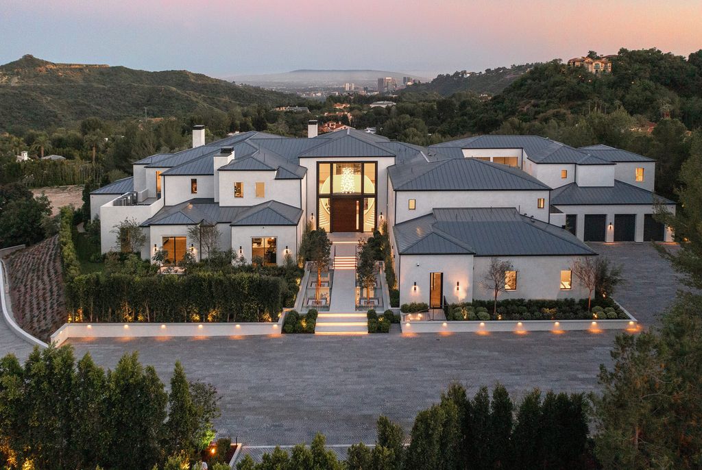 73 Beverly Park Lane Home in Beverly Hills, California. Explore the epitome of luxury living at 73 Beverly Park Lane, nestled within the prestigious Beverly Park enclave. This world-class estate offers unparalleled privacy, breathtaking views, and a meticulously designed open layout ideal for both intimate gatherings and large events. 