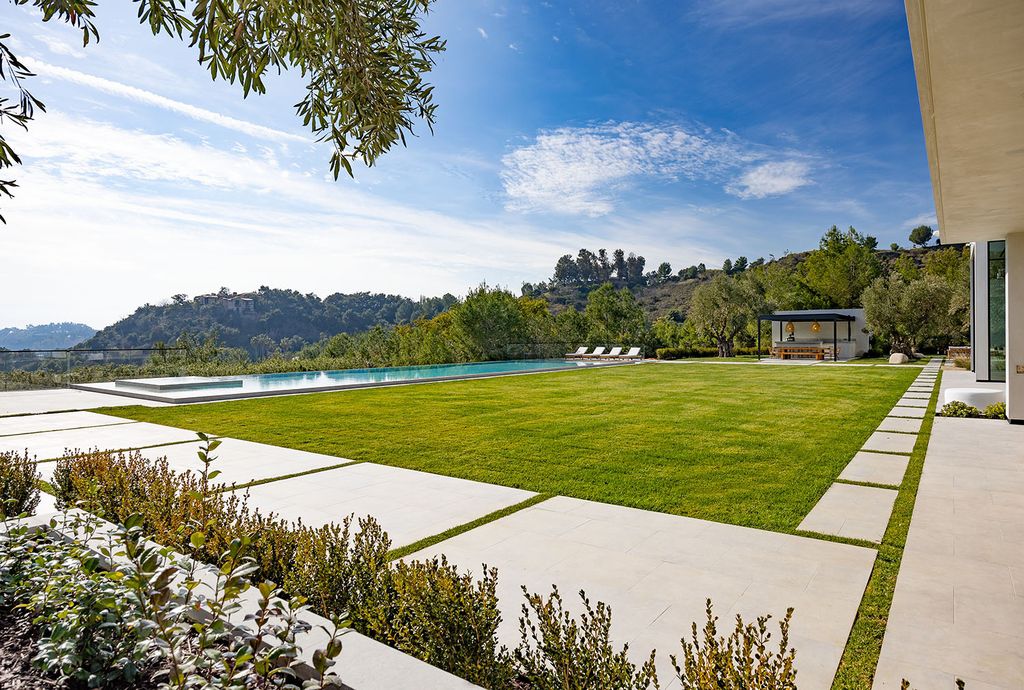 73 Beverly Park Lane Home in Beverly Hills, California. Explore the epitome of luxury living at 73 Beverly Park Lane, nestled within the prestigious Beverly Park enclave. This world-class estate offers unparalleled privacy, breathtaking views, and a meticulously designed open layout ideal for both intimate gatherings and large events. 