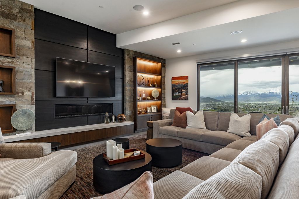 831 N Explorer Peak Drive Home in Heber, Utah. Perched atop the highest ridge within the exclusive confines of Red Ledges, this estate offers unparalleled vistas of the Mountain West. Crafted by renowned architect Michael Upwall, this residence redefines mountain modern living. 