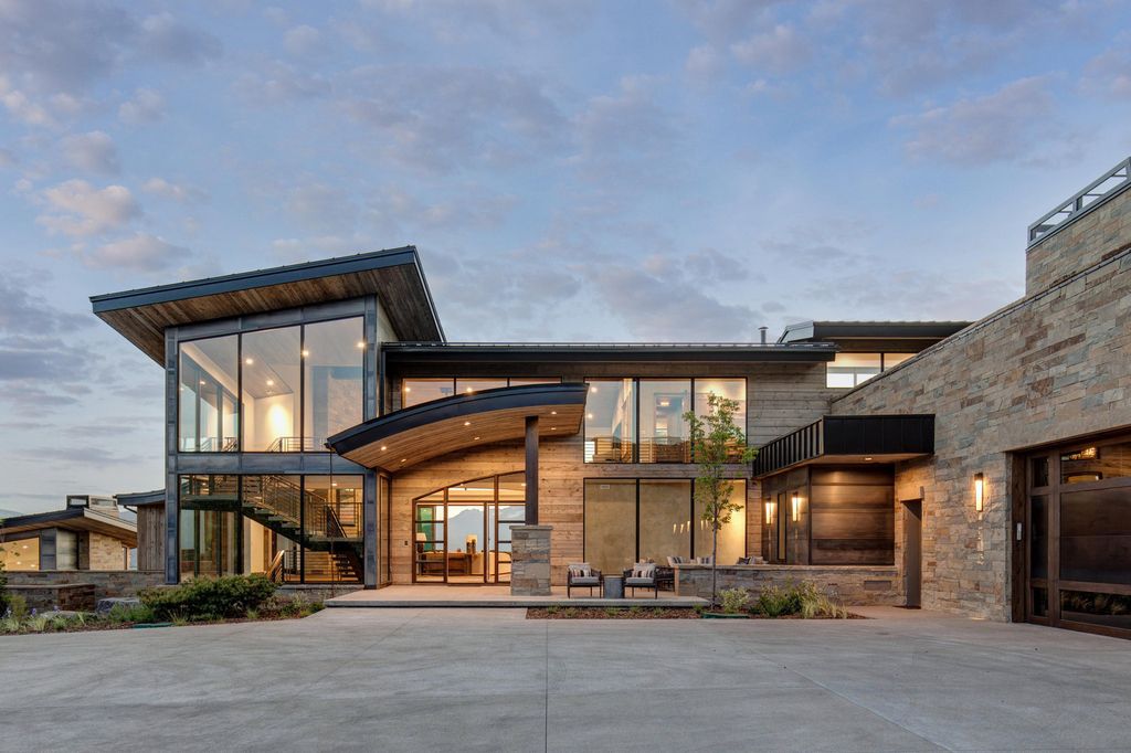 831 N Explorer Peak Drive Home in Heber, Utah. Perched atop the highest ridge within the exclusive confines of Red Ledges, this estate offers unparalleled vistas of the Mountain West. Crafted by renowned architect Michael Upwall, this residence redefines mountain modern living. 