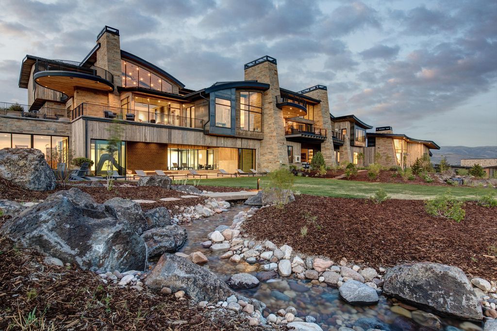 831 N Explorer Peak Drive Home in Heber, Utah. Perched atop the highest ridge within the exclusive confines of Red Ledges, this estate offers unparalleled vistas of the Mountain West. Crafted by renowned architect Michael Upwall, this residence redefines mountain modern living. 