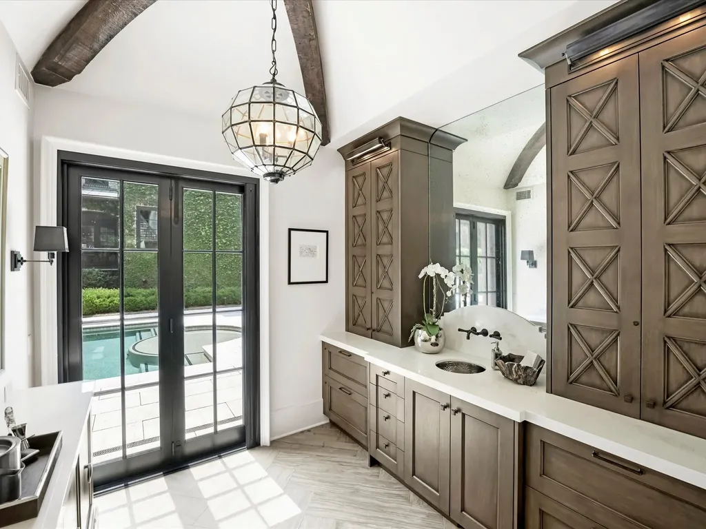 A Magnificent 4.5 Acre Gated Estate Redefining Luxury in North Carolina Listed at 12.5 Million 38