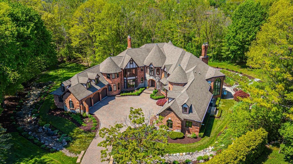 Captivating Michigan Residence Harmonizes Timeless Charm with Contemporary Luxury Listed at 4.29 Million 2