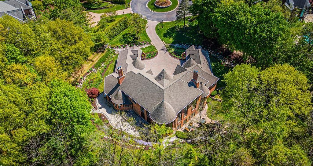 Captivating Michigan Residence Harmonizes Timeless Charm with Contemporary Luxury Listed at 4.29 Million 44