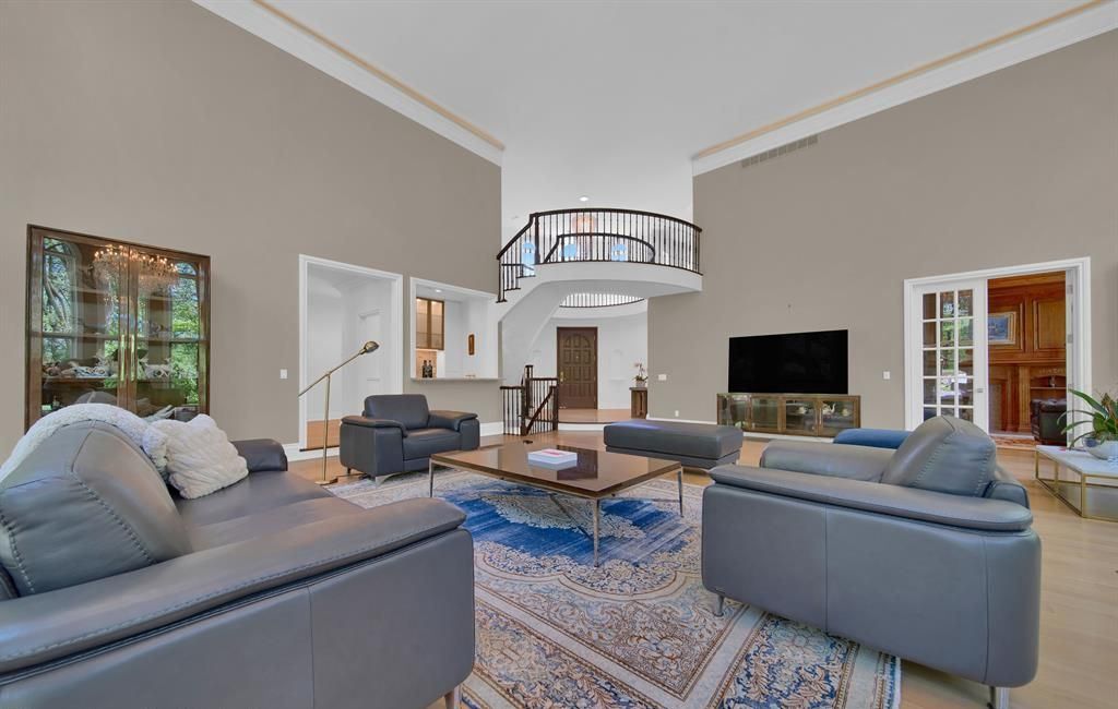 Captivating Michigan Residence Harmonizes Timeless Charm with Contemporary Luxury Listed at 4.29 Million 5
