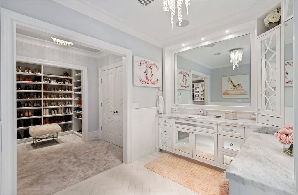 Luxurious Fully Furnished Estate with Modern Aesthetic in New York Priced at 8995000 11