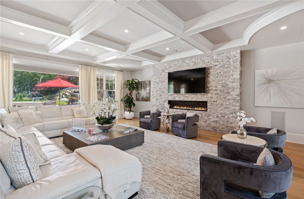 Luxurious Fully Furnished Estate with Modern Aesthetic in New York Priced at 8995000 4