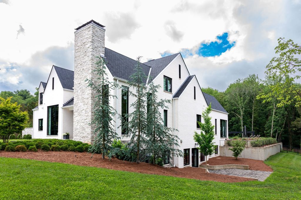 Luxurious Tennessee Home Boasts Modern Design Smart Tech and Resort Like Backyard for 8.65 Million 33