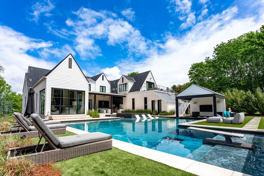 Luxurious Tennessee Home Boasts Modern Design Smart Tech and Resort Like Backyard for 8.65 Million 5