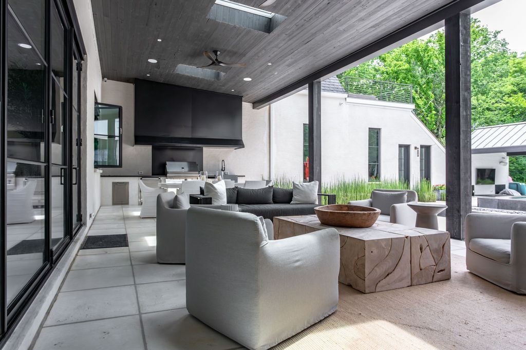 Luxurious Tennessee Home Boasts Modern Design Smart Tech and Resort Like Backyard for 8.65 Million 6