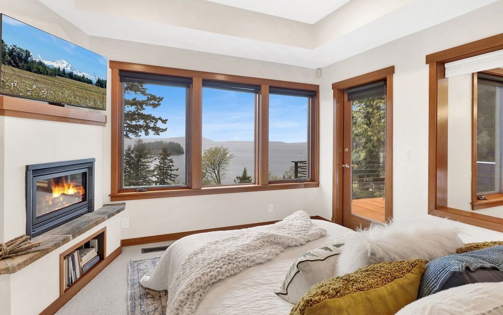 Luxurious Washington Home with Spectacular Views of Dot Island the Bay Offered at 2.695 Million 25