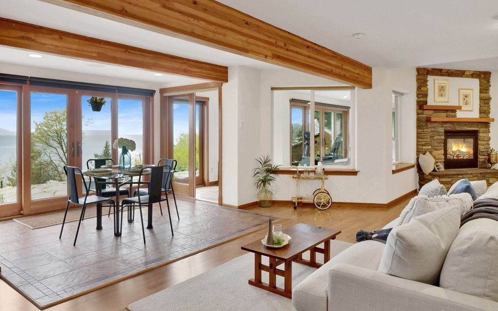Luxurious Washington Home with Spectacular Views of Dot Island the Bay Offered at 2.695 Million 31