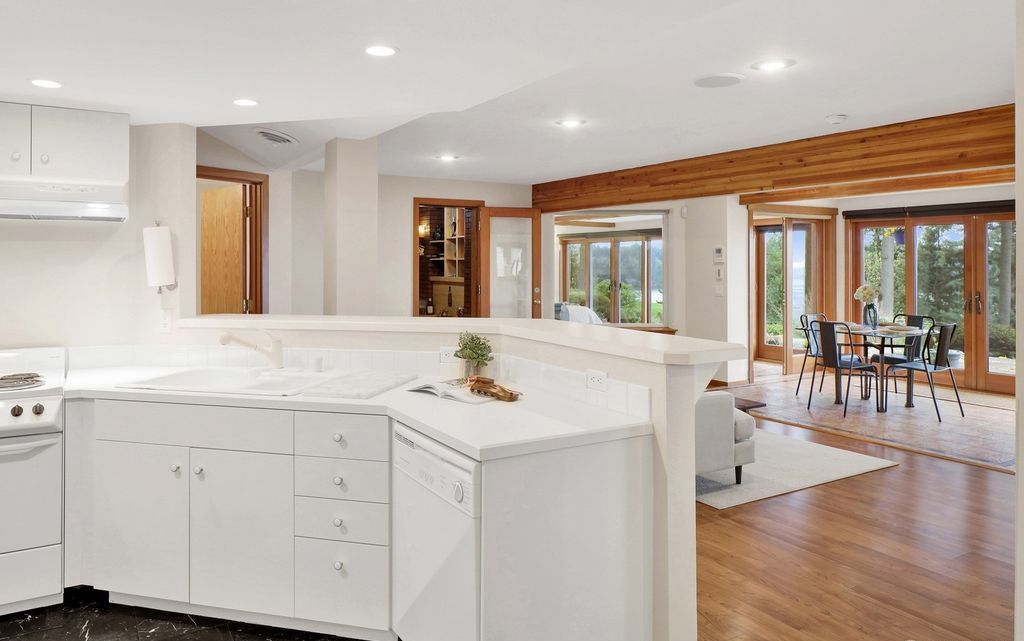 Luxurious Washington Home with Spectacular Views of Dot Island the Bay Offered at 2.695 Million 33