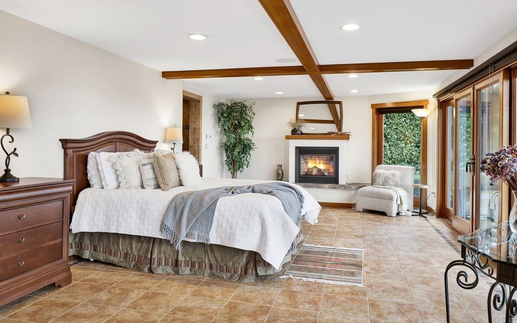 Luxurious Washington Home with Spectacular Views of Dot Island the Bay Offered at 2.695 Million 36