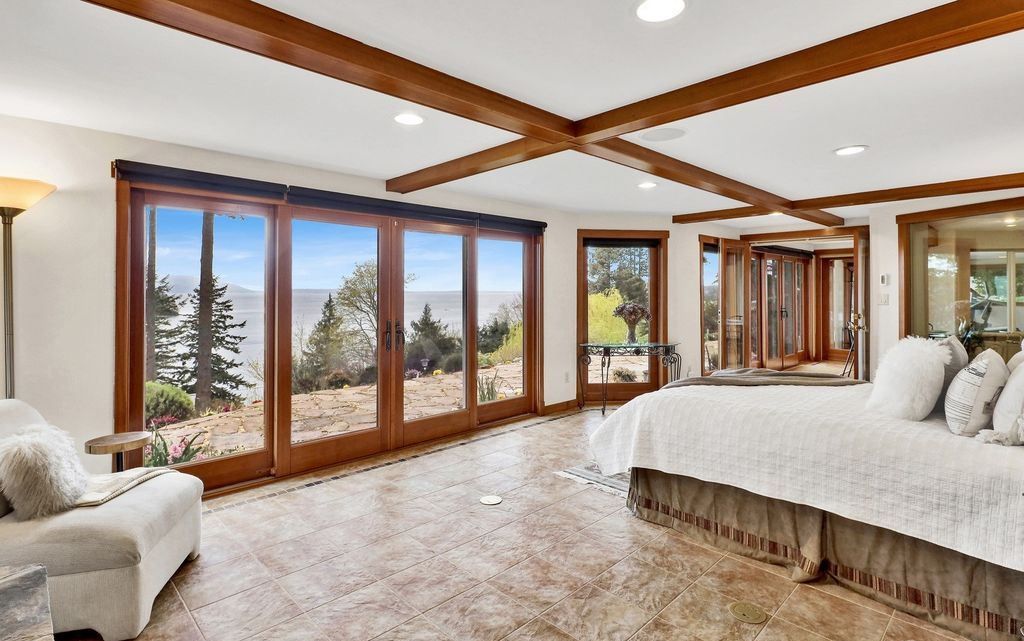 Luxurious Washington Home with Spectacular Views of Dot Island the Bay Offered at 2.695 Million 37