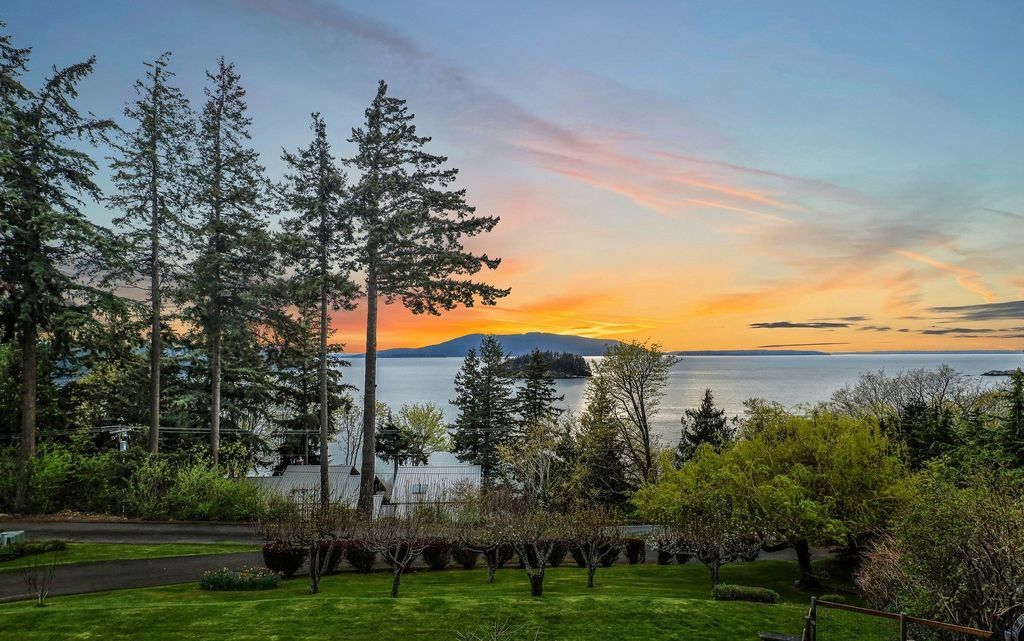 Luxurious Washington Home with Spectacular Views of Dot Island the Bay Offered at 2.695 Million 38