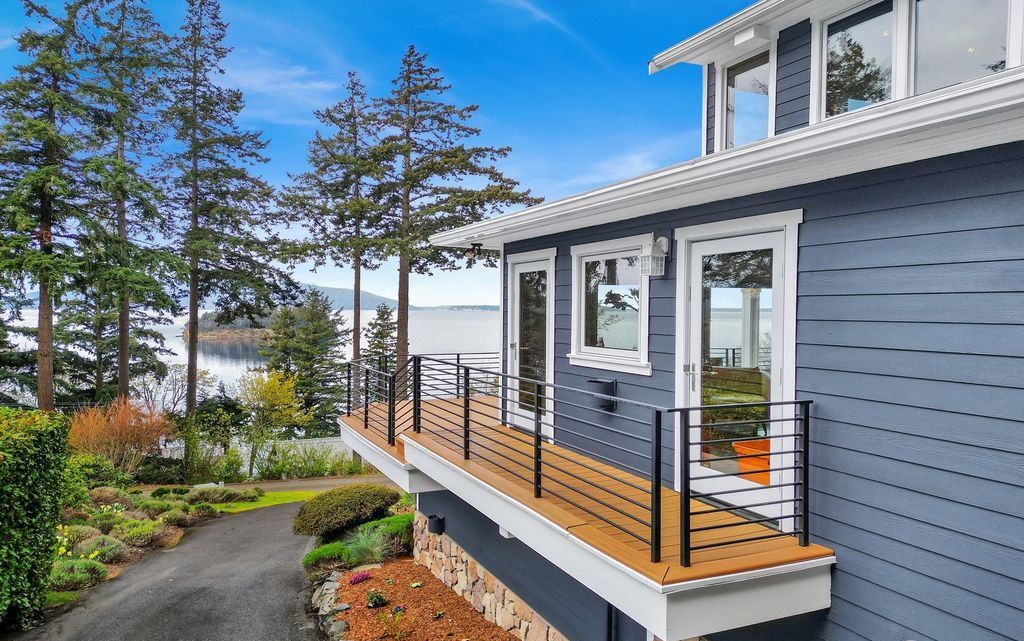 Luxurious Washington Home with Spectacular Views of Dot Island the Bay Offered at 2.695 Million 4