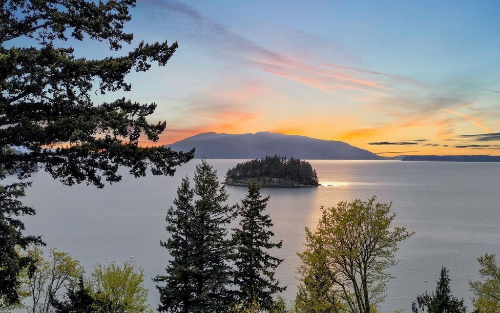 Luxurious Washington Home with Spectacular Views of Dot Island the Bay Offered at 2.695 Million 40