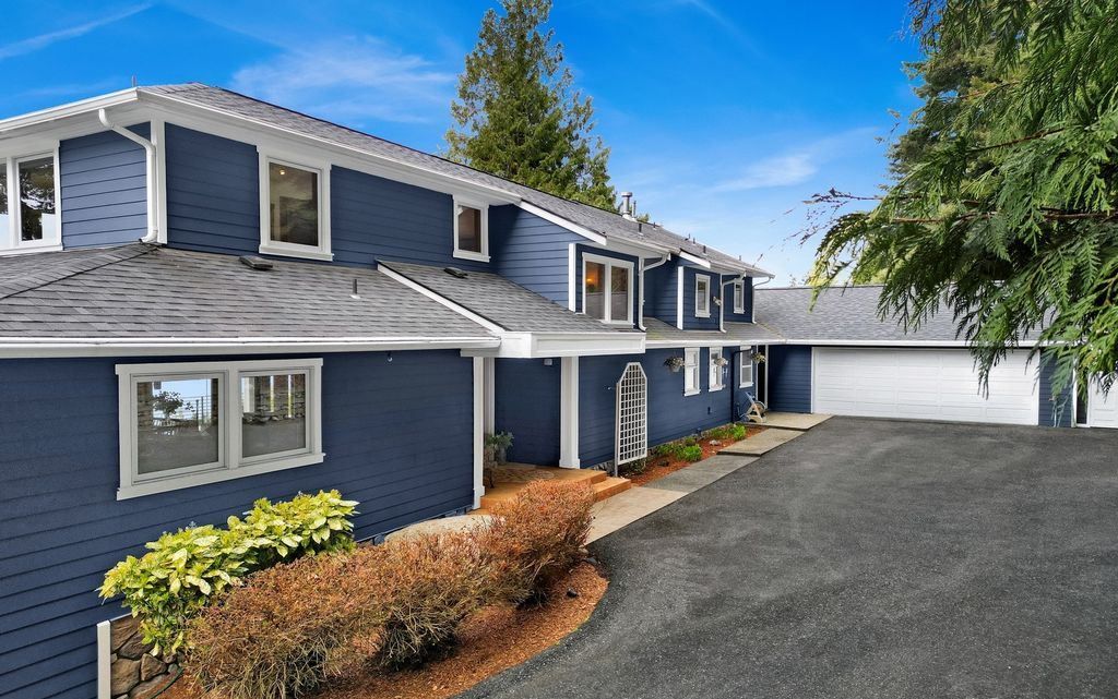 Luxurious Washington Home with Spectacular Views of Dot Island the Bay Offered at 2.695 Million 5