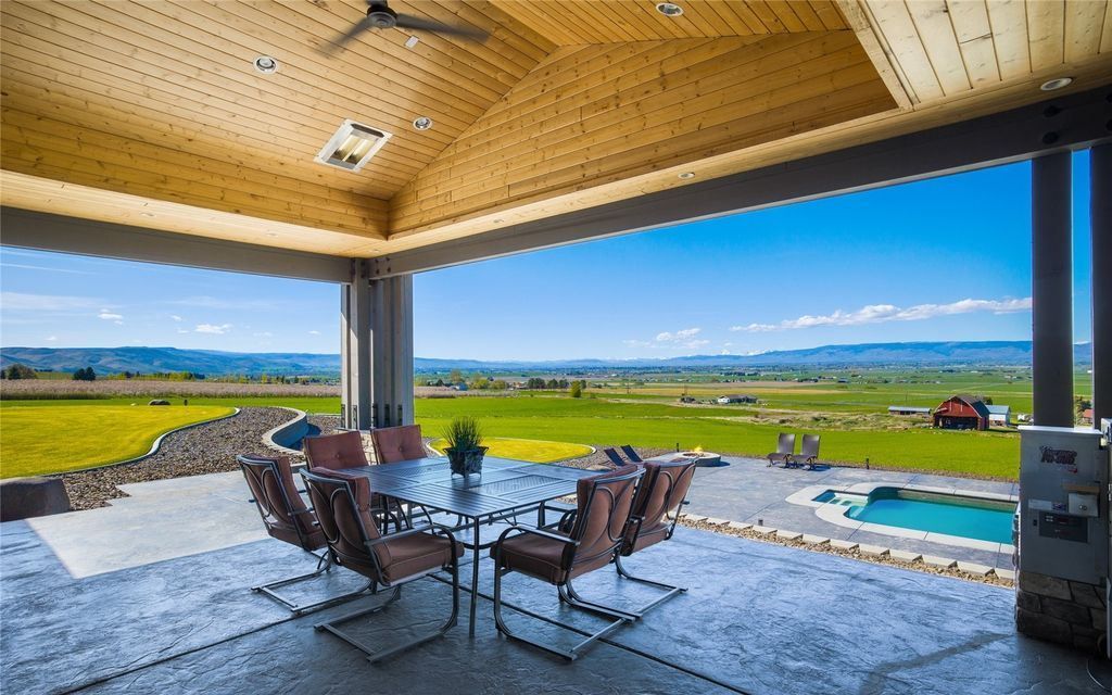 Mountain Retreat Unparalleled Views and Unmatched Luxury in Washington Offered at 3.25 Million 11