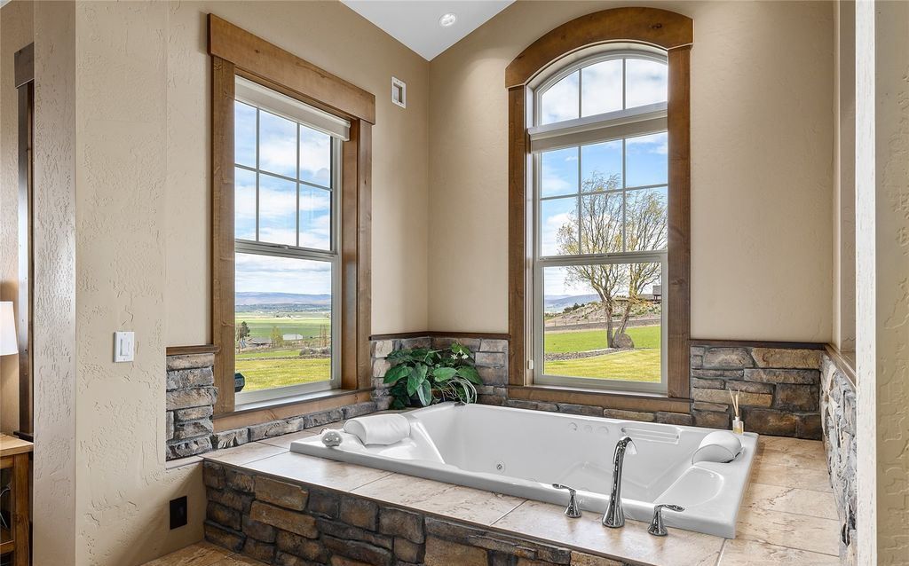 Mountain Retreat Unparalleled Views and Unmatched Luxury in Washington Offered at 3.25 Million 26