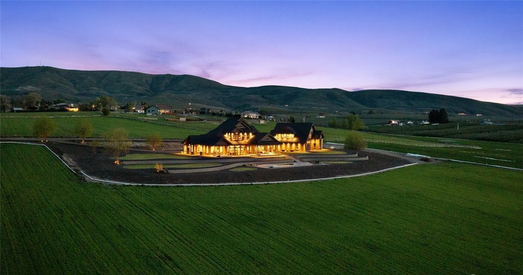 Mountain Retreat Unparalleled Views and Unmatched Luxury in Washington Offered at 3.25 Million 4