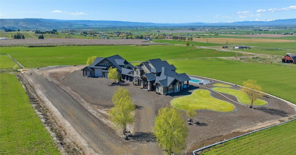 Mountain Retreat Unparalleled Views and Unmatched Luxury in Washington Offered at 3.25 Million 7