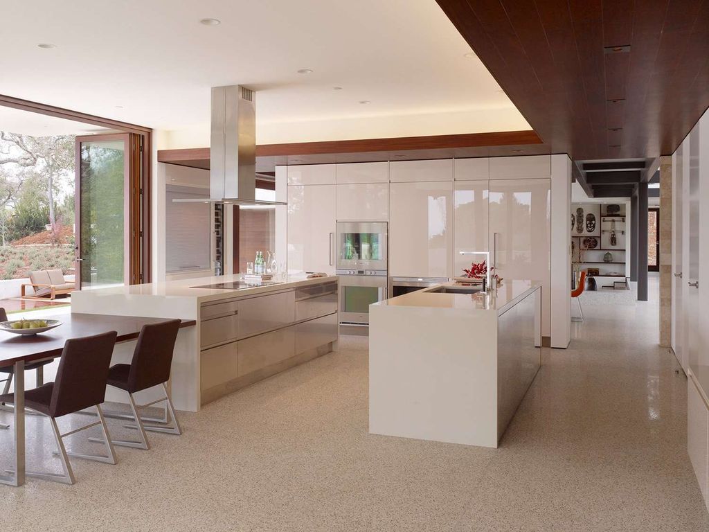 Oz Residence Features L-shape by SWATT + PARTNERS