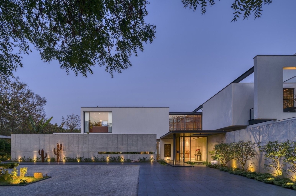 Planar House, Layered Monolithic Volumes by DADA Partners 1 Planar House, Layered Monolithic Volumes by DADA Partners