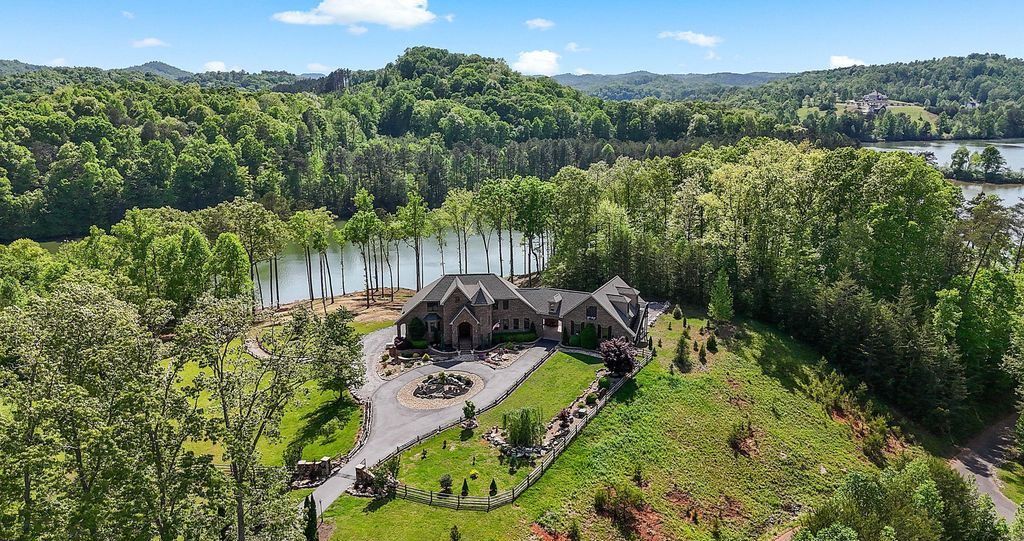 Serene Splendor Tennessee Waterfront Estate Offers Majestic Views for 2175000 1