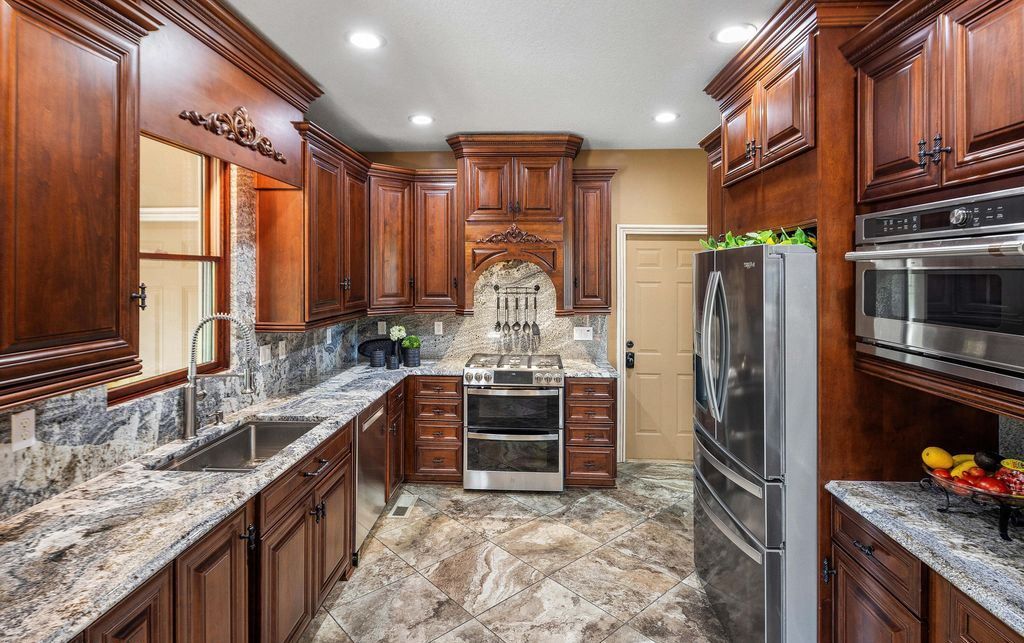 Serene Splendor Tennessee Waterfront Estate Offers Majestic Views for 2175000 15