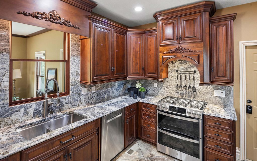 Serene Splendor Tennessee Waterfront Estate Offers Majestic Views for 2175000 16