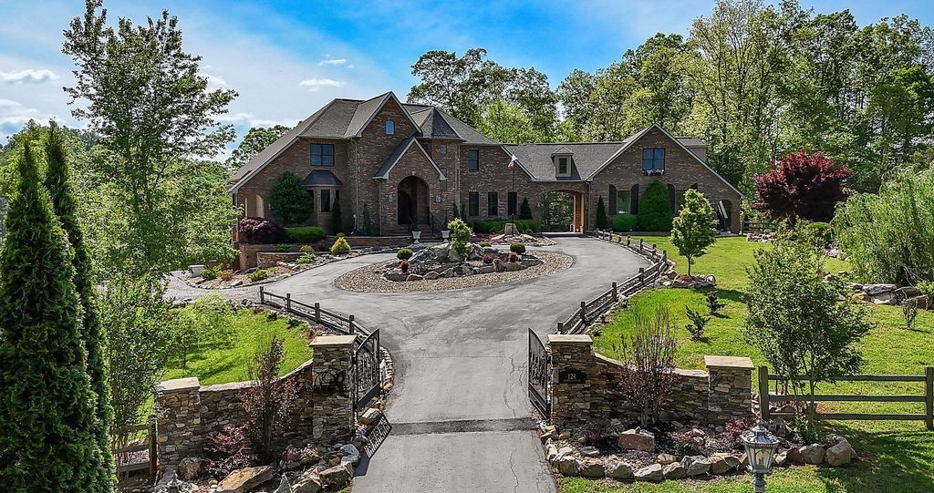 Serene Splendor Tennessee Waterfront Estate Offers Majestic Views for 2175000 2